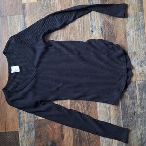 Black v- neck ribbed long sleeve
